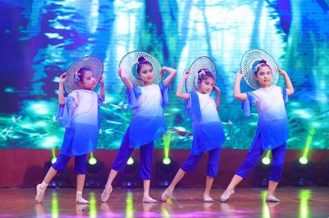 Children's Dance Performance on the Stage, Luannan County, Hebei Province, .. 스톡 사진