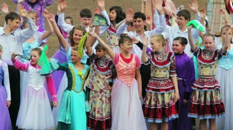 Children's ensemble welcomes the audience Vidéo 11192316