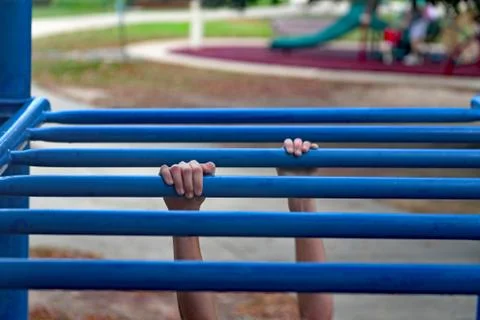 Children's hands on monkey bars Foto stock