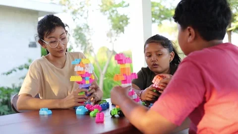 Children's hands play with colorful blocks, building cars and buildings. Vídeos de archivo 340961036