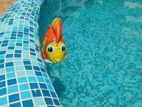Children's inflatable toy fish in the pool. Foto stock
