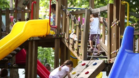 Children's Playing In Playground Vidéo 65582926