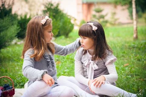 Children's problems between two girlfriends 스톡 사진