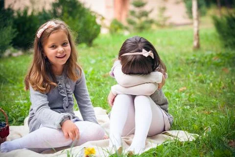 Children's problems between two girlfriends 库存照片