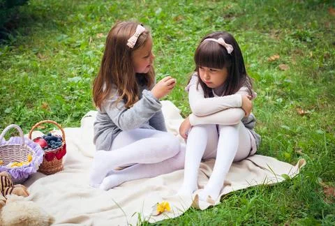 Children's problems between two girlfriends 库存照片