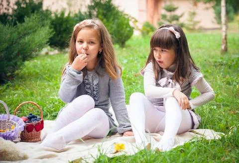 Children's problems between two girlfriends 스톡 사진