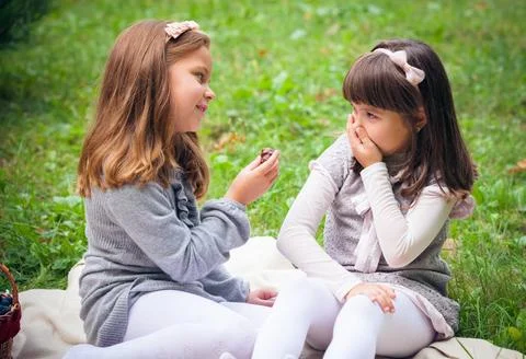 Children's problems between two girlfriends 스톡 사진