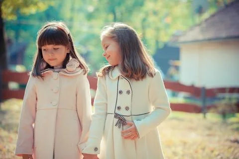 Children's problems between two girlfriends 库存照片