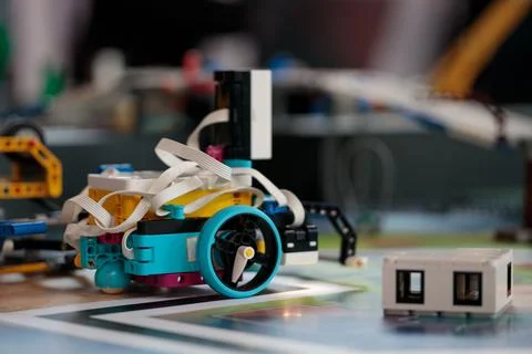 Children's stand with educational robots. Learning through play. Foto stock