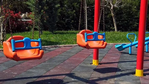 Children's swing, empty playground. Vidéo 129891268