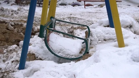 Children's swing in the playground Vídeo Stock 71610446