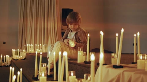 Child's Devotion: Lighting LED Candles at Church Altar Vidéo 327208247