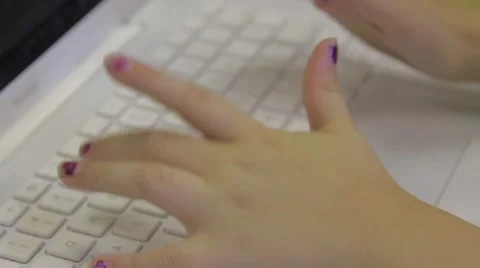 Childs Hands Typing 動画素材 3433519