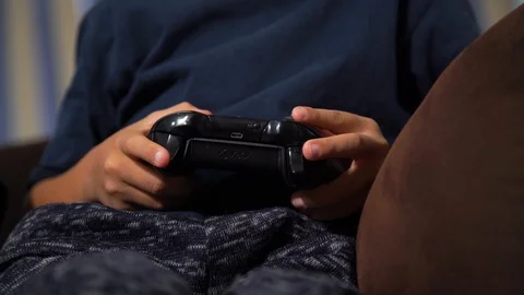 Child's hands with Xbox control playing Vidéo 105132315