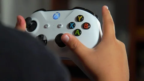 Child's hands with Xbox control playing Vidéo 105133070