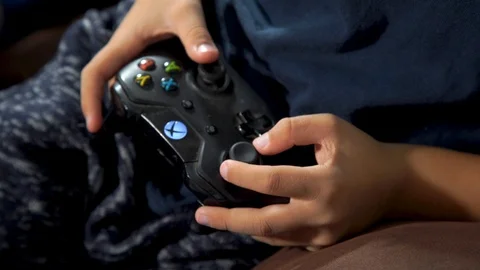 Child's hands with Xbox control playing Vidéo 105133133