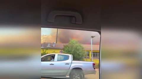 Chile: Forest Fire Develops Near Homes In Pichidegua On Christmas Day 스톡 동영상 325001117