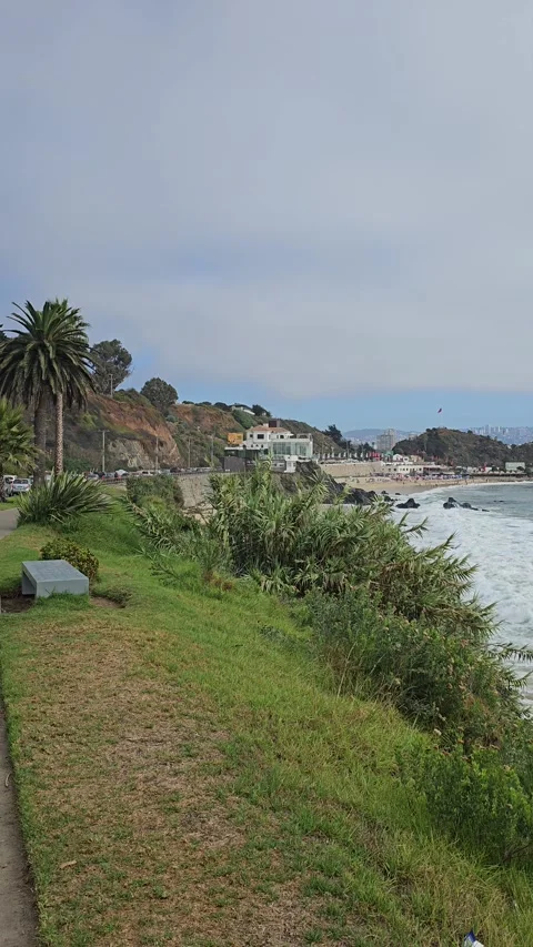 Chile, Viña del Mar – Concón, Reñaca, Coastal Walk, Cloudy Day [8K] 動画素材 331544195
