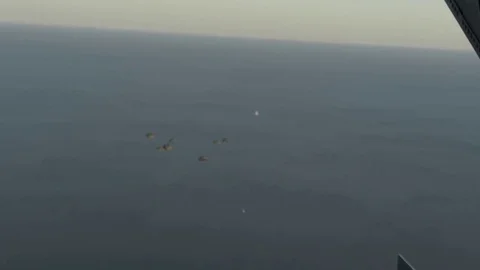 Chilean forces parachuting after jumping off an US Army CH-47 Chinook helicopter Видео 81701153