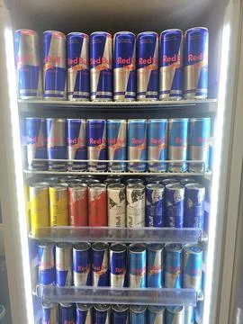 A chiller cabinet stocked with multiple rows of Red Bull energy drinks Foto stock