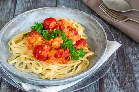 Chilli crab and cherry tomato linguine pasta Foto stock