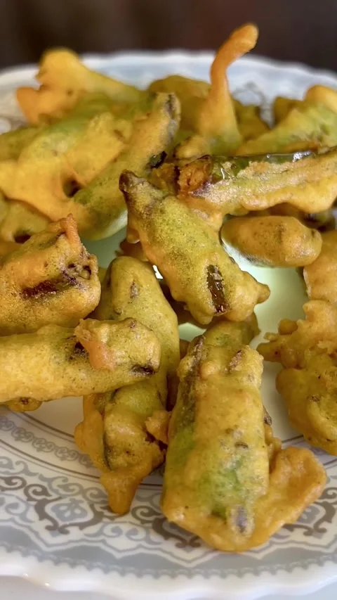 Chilli pakore or pakora made with gram flour served in a white ceramic plate. Stock Footage 287436851