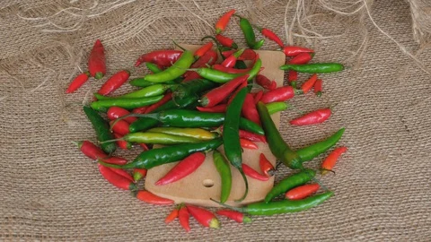 Chillies falling. 库存影片 128388101