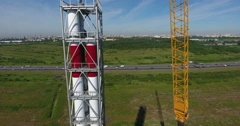 Chimney pipe construction, workers on the top. Aerial shot Vidéo 68787286