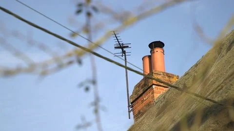 A chimney pot on a thatched cottage 库存影片 138540569