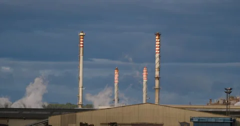 Chimneys expelling harmful substances Vídeo Stock 145878218