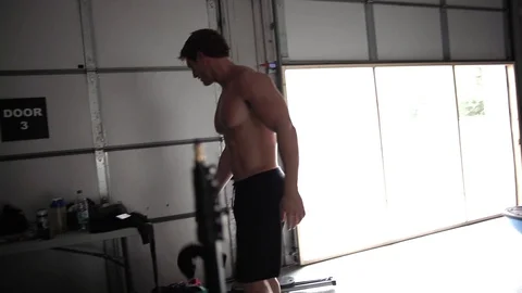 CHIN-UPS PREP 動画素材 128557342