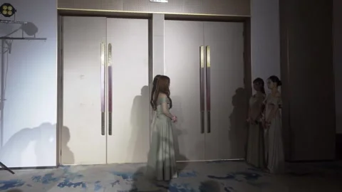China: Bridesmaids open the wrong door in amusing wedding mix-up in Sichu... Vídeos de archivo 337623247