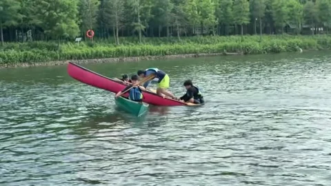 China: Canoe maneuver goes wrong as boat sinks during crossing in Shangha... Vídeos de archivo 335950053