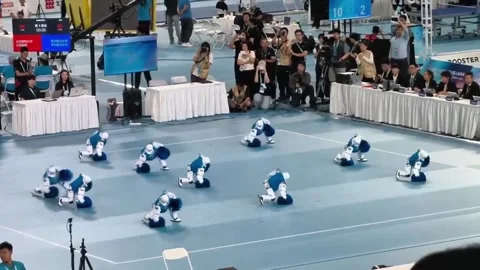 China: Cheerleading robot collapses and twitches like street dancer at ga... Video stock 344240201