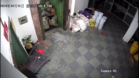 China: Child interrupts elevator doors multiple times in Guangdong 스톡 동영상 295361233