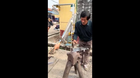 China: Chinese blacksmith couples seamless coordination amazes viewers Stockbeeldmateriaal 327253103