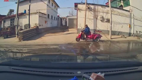 China: E-bike and bicycle collide at intersection in Hebei, China 스톡 동영상 328898074