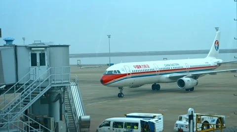 China Eastern Airline passenger plane, rolling up to a docking sleeve 스톡 동영상 54742987