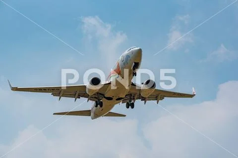 China Eastern airlines Boeing 737 commercial airplane against sky Stock Photos