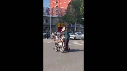 China: Elderly Chinese couple shares Stock Video Pond5