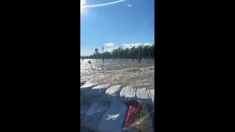 China: Emergency crews build sandbag levee as river rises in Heilongjiang... Video stock 339999100