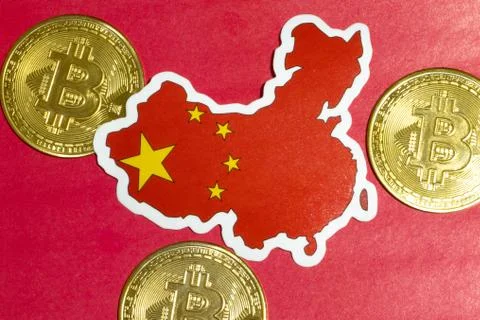 China Flag with Bitcoin flat lay for illustration. Cryptocurrency btc law con Foto stock