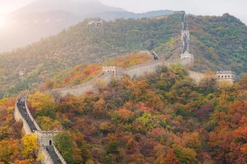 China The great wall distant view compressed towers and wall segments autumn  Foto stock