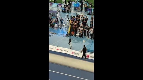 China: Humanoid robot wins long jump with 7.97-meter leap in Beijing, Chi... Vídeo Stock 344306101