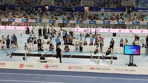 China: Humanoid robots show strength and strategy in tug of war contest i... Vídeo Stock 344092416