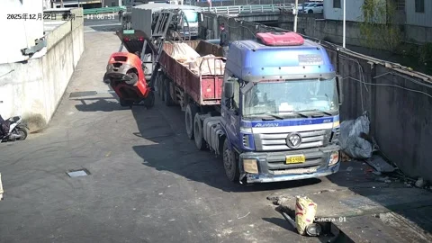 China: Industrial forklift tips while unloading cargo in Zhejiang, China Vídeos de archivo 324861749