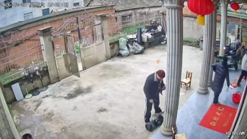 China: Man falls while trying hoverboard at entrance gate in Shanghai, Ch... 스톡 동영상 332138237