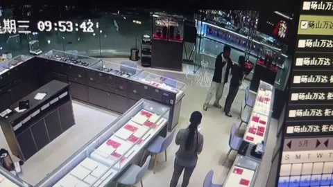 China: Man gives flowers to wrong employee in store mix-up in Anhui, Chin... Vídeos de archivo 335446352