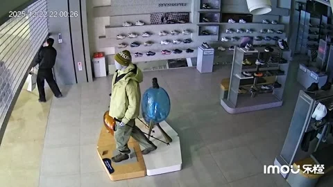 China: Man hits head on security shutters inside shoe boutique in Hunan, ... 動画素材 325219759
