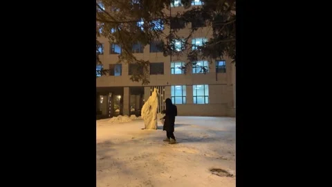 China: Mans ice-water experiment goes wrong in Jilin, China Vídeo Stock 326841769